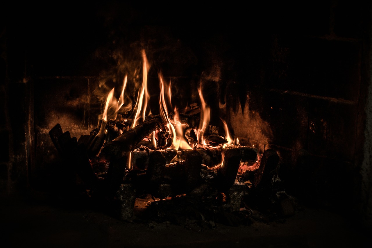 A fire. Фото всполохов огня. Огонь в камине для фотошопа на черном фоне. Фото огня на черном фоне в камине. Фото огонь для камина на черном фоне.