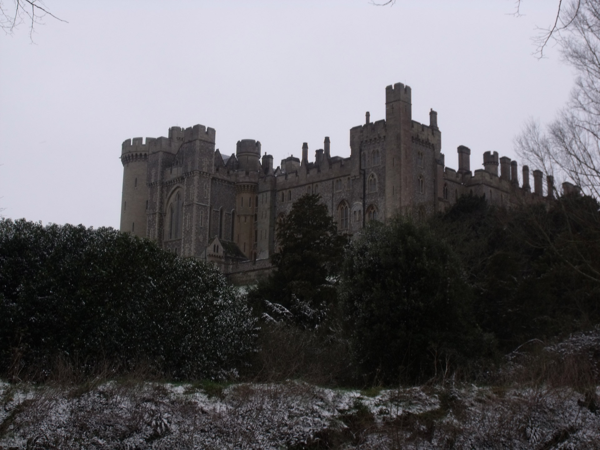 Another castle. Замок Арундел. Замок вид с боку. Вид замка гриндибальди. Радуга над замком Арундель.