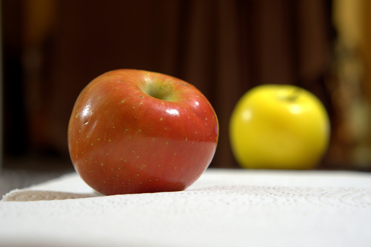 Яблоня и Молодильные яблочки