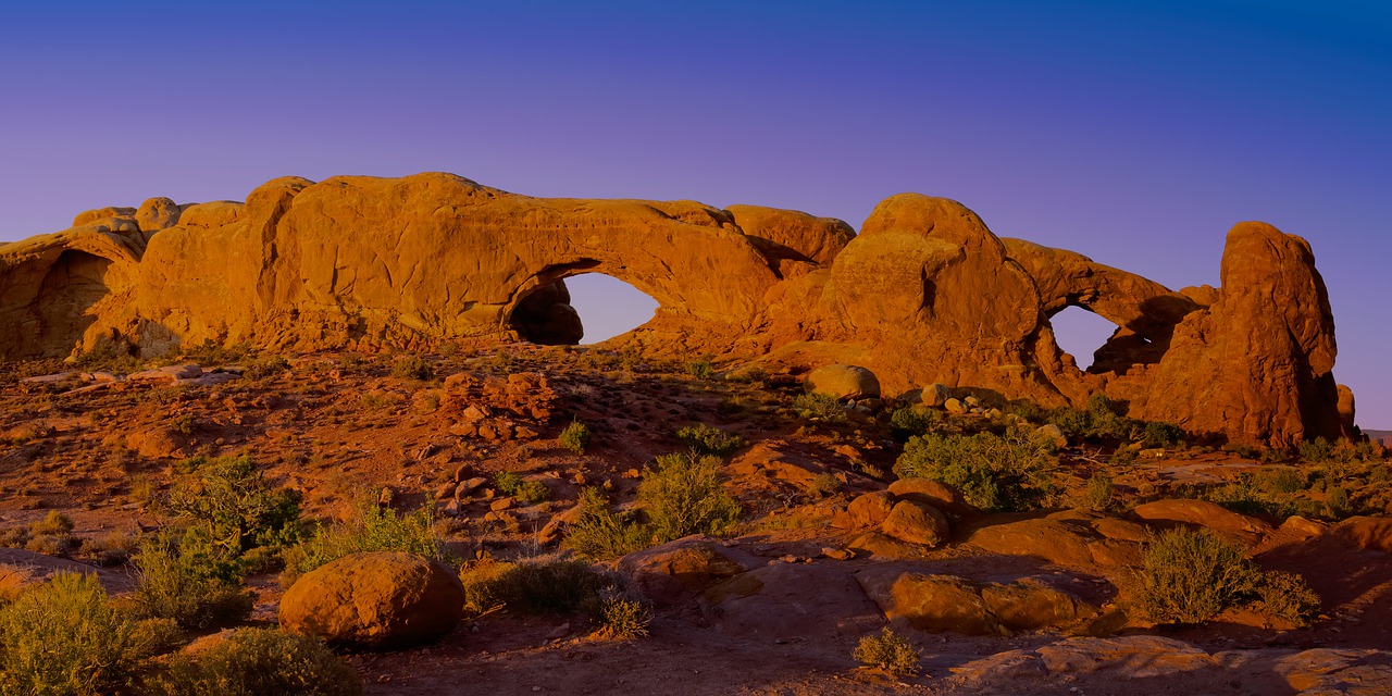 S arch. Национальный парк Арчес. Corona Arch Utah.