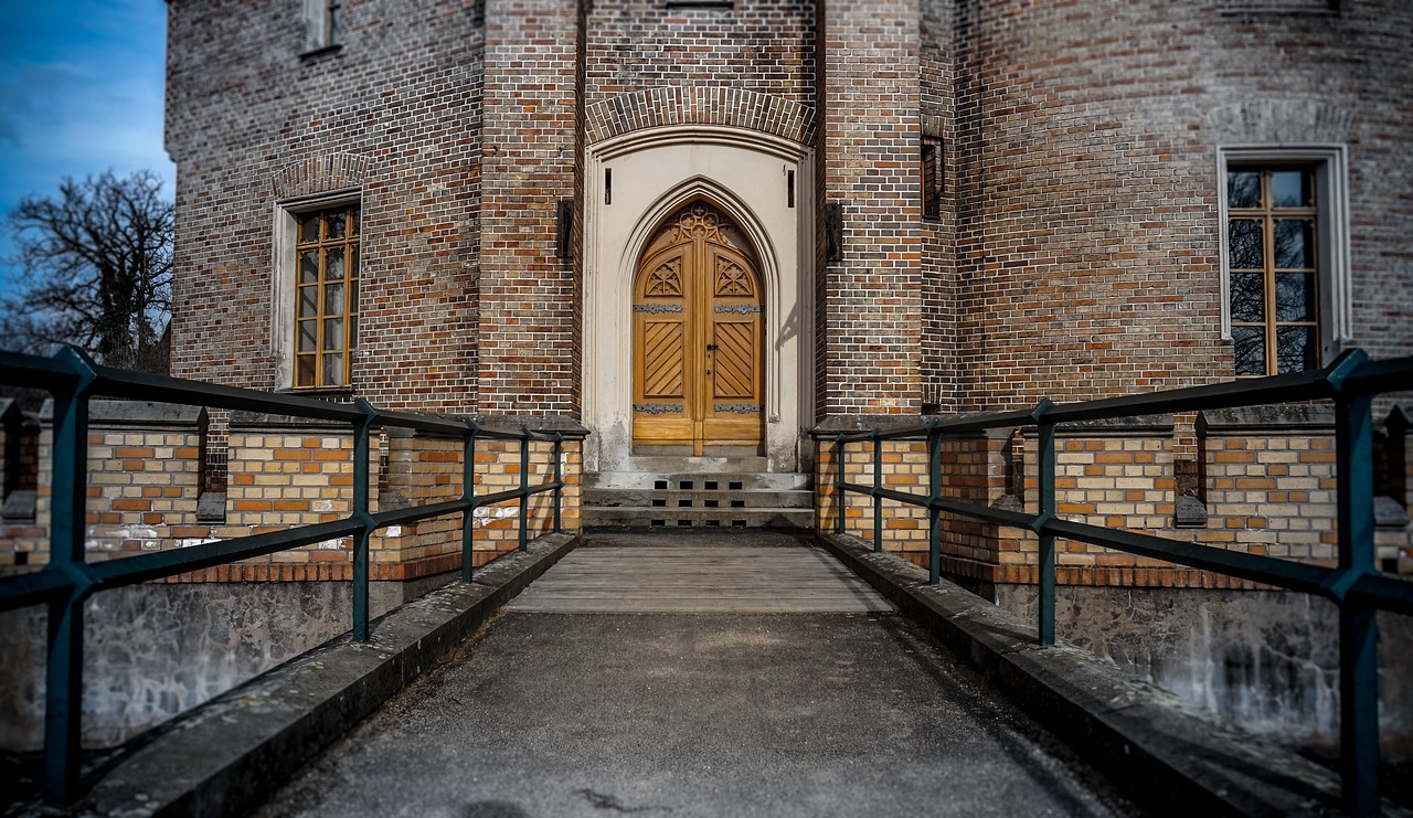 A very old building. Школа среди бела каменных зданий.