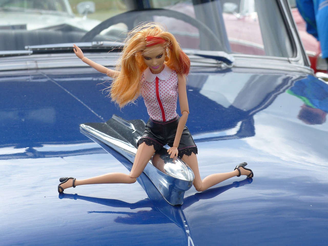 Связанная кукла Барби в машину