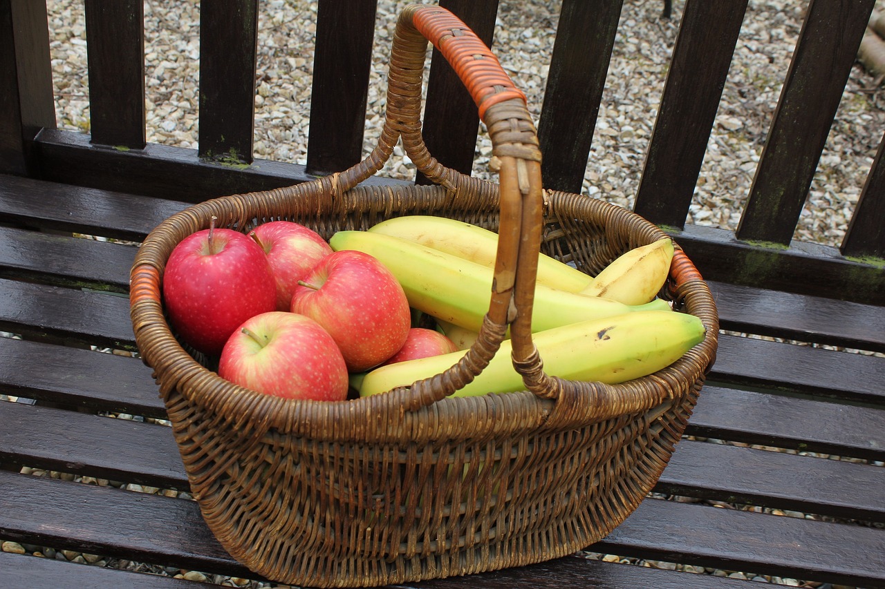Плетеная корзина с яблоками