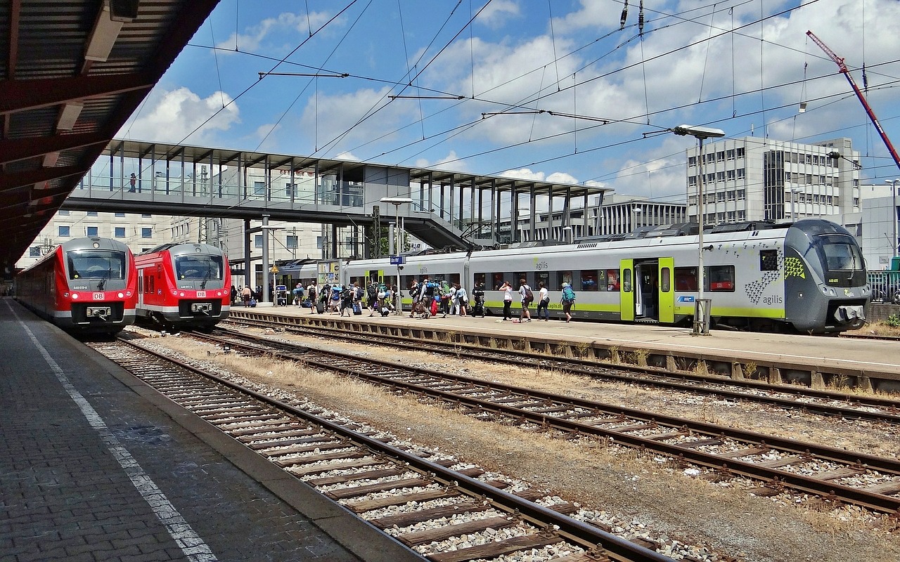 Hbf. Баварский вокзал. Железнодорожный вокзал Ульм. Железнодорожный транспорт Германии. ЖД станция новый Ульма.