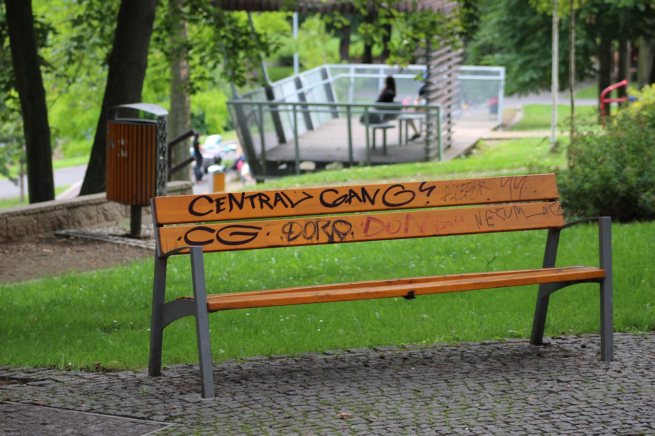 Надписи на скамейках в парках