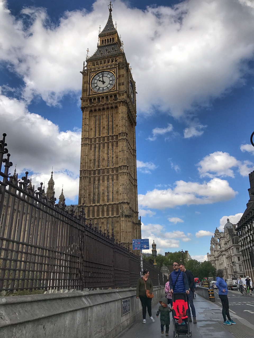 Время в лондоне и москве. Башня Биг Бен в Лондоне. Биг-Бен (башня Елизаветы). Часы Биг Бен в Лондоне. Биг Бэн часы в Англии.