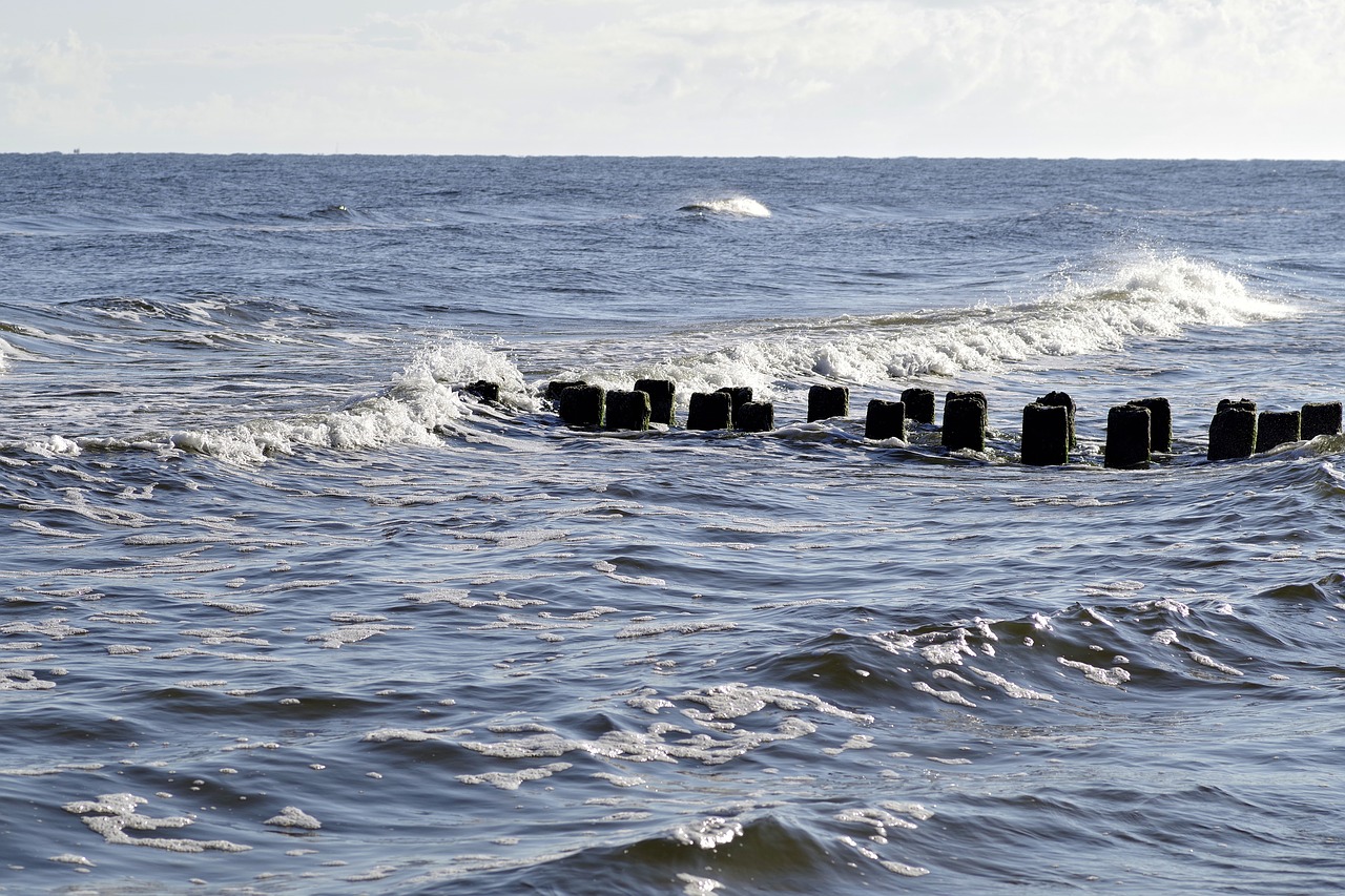 Волнолом. Балтийское море волнорезы. Волнорезы на черном море. Волнорез на море. Подводные волноломы.
