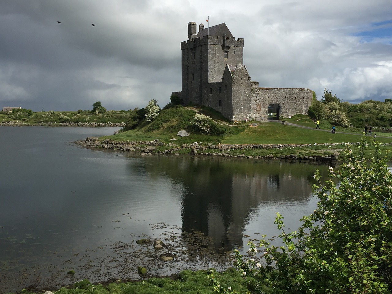 Castle ireland. Замок Касл Ирландия. Замок Дансоли Ирландия. Уиклоу, Ирландия. Замок. Замок Гленвей Ирландия.