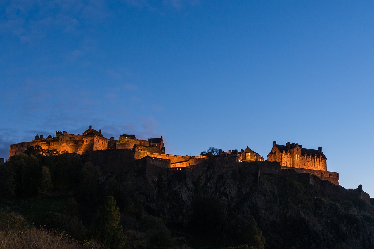 Castle fortress. Night Fortress. Torstensimon / Pixabay.