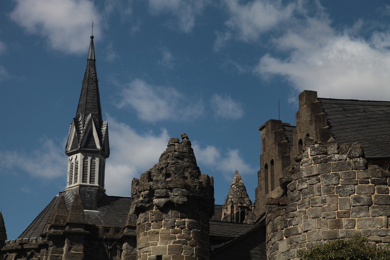 Lion castle. Башня замка со шпилем. Лев на замке. Замок времени. Замок левербек.