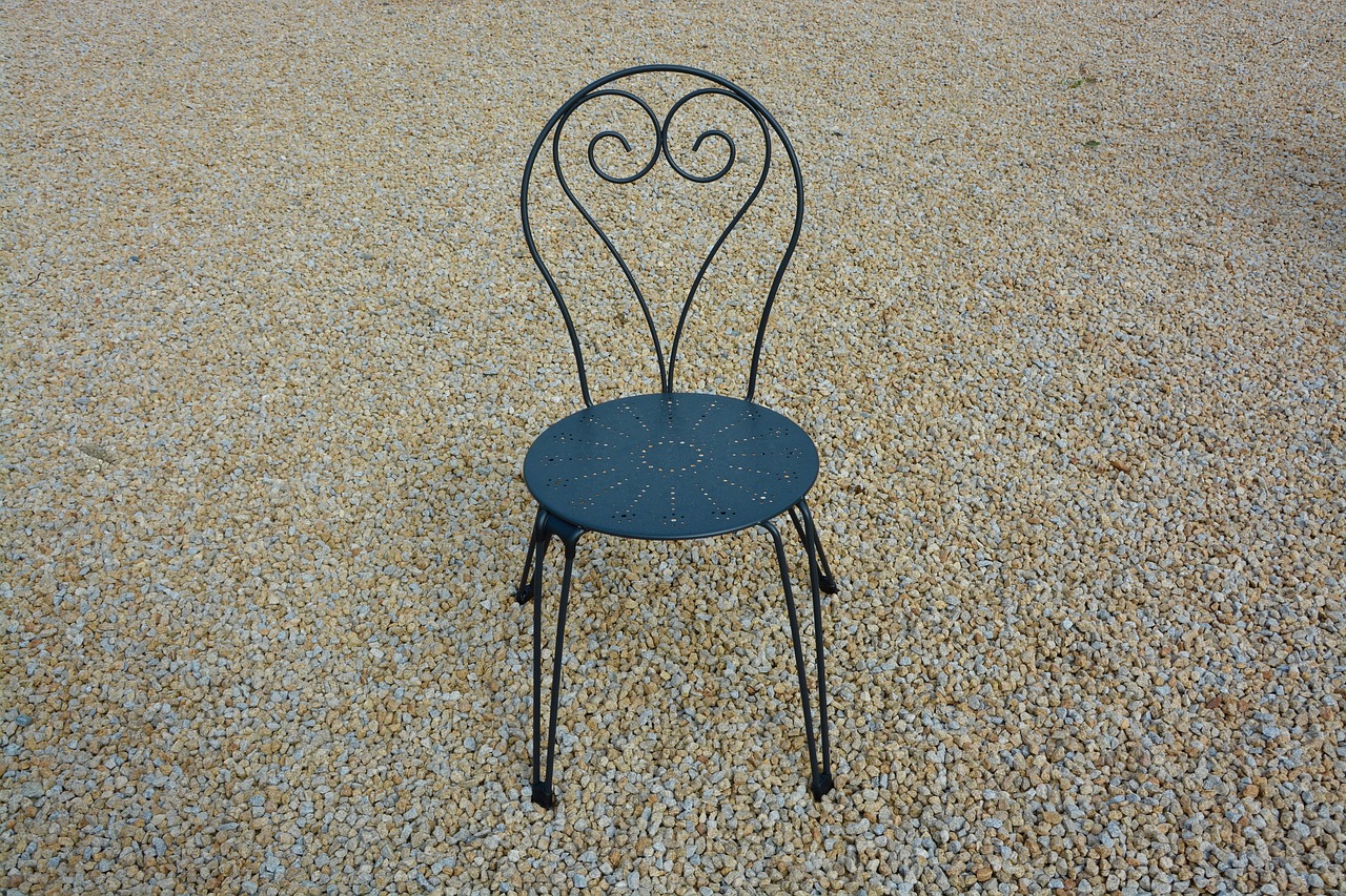 Металлический стул кованый серый фон