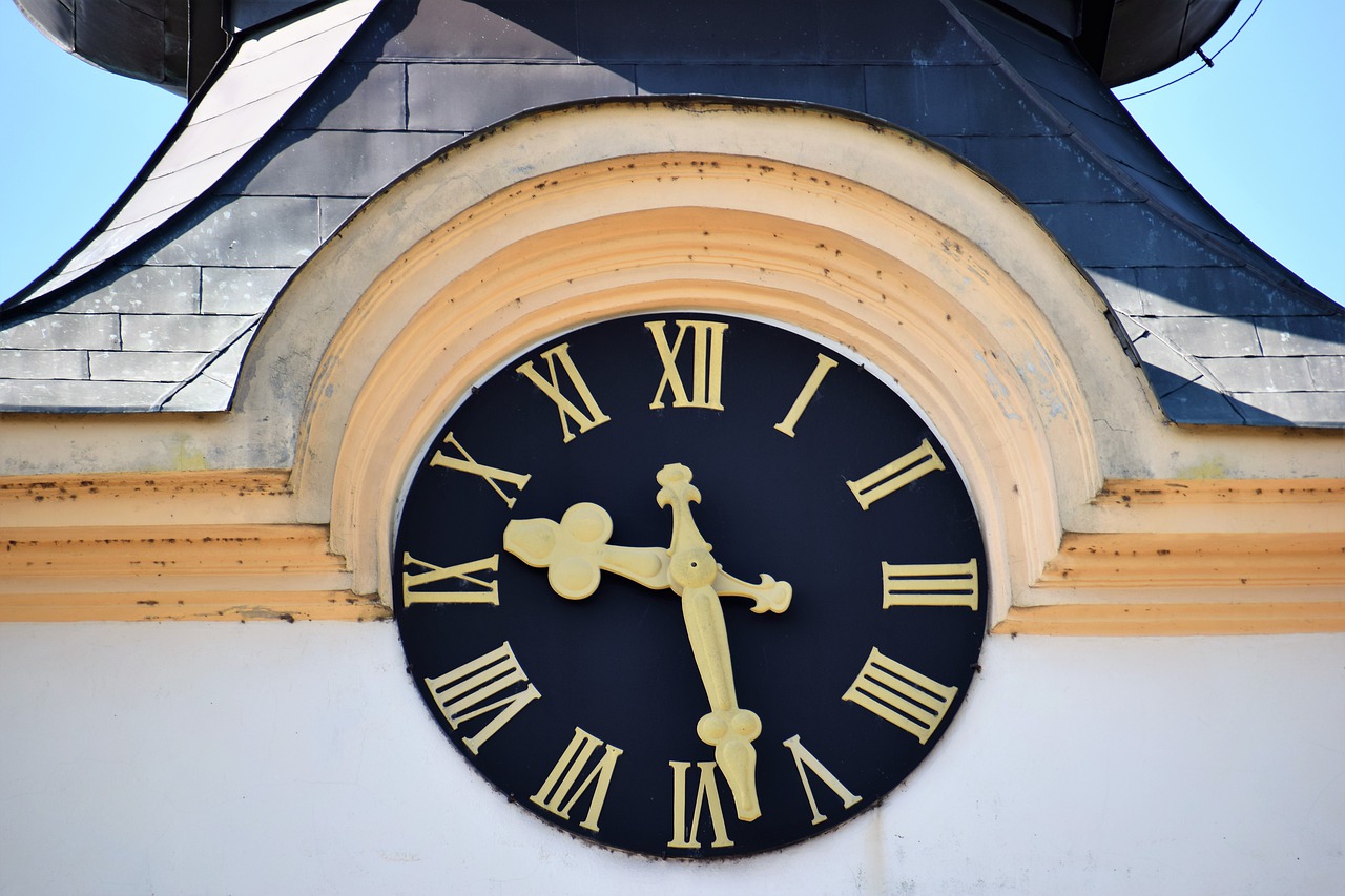 Экскурсия часы и время. Церковные часы. Church Clock. Фото Богослужебные часы. Italian Church with Clocks.