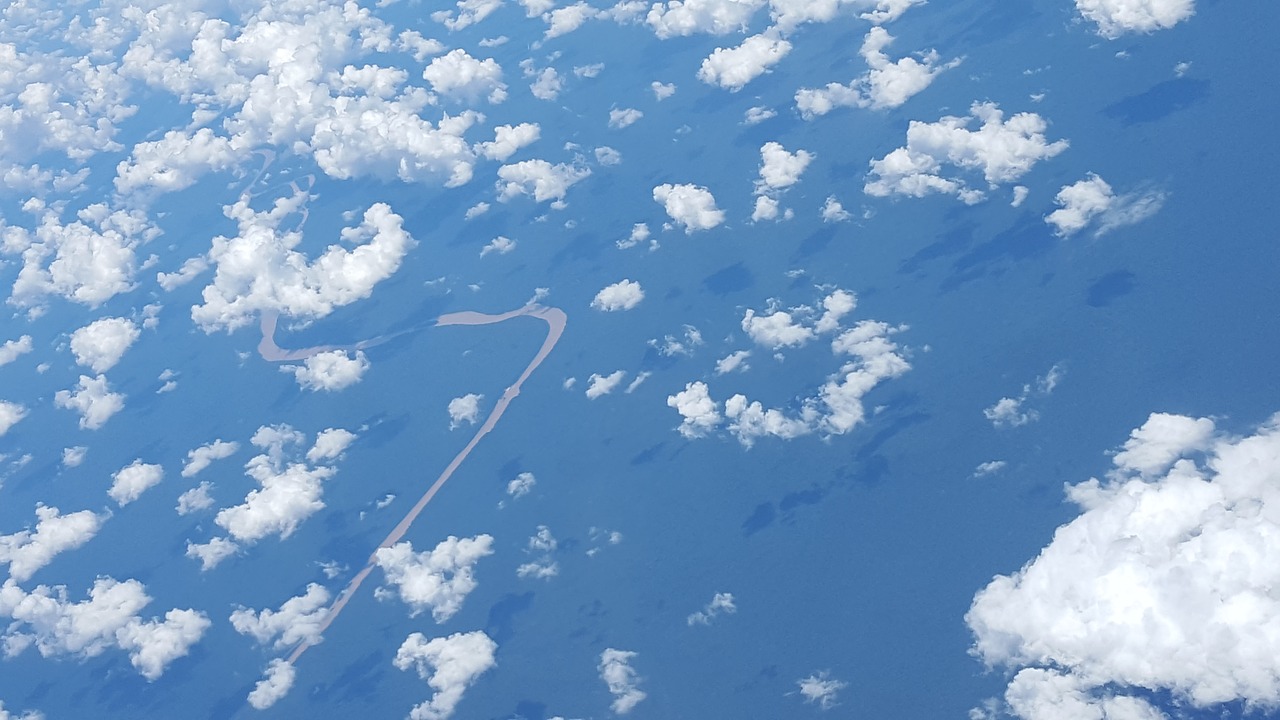 Cloud flight. Облака под самолетом. Самолет в облаках на белом фоне. Рисунок под самолеты в небе небесами голубыми. Фон облаков и самолета нежный.