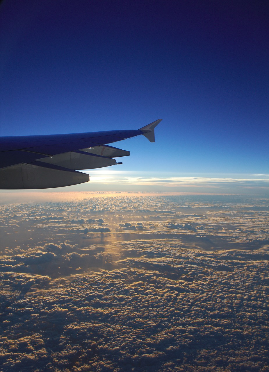 Air flying. Полет на самолете. Воздушный самолет. Полёт в самолёте фото. Полет в воздухе самолет.