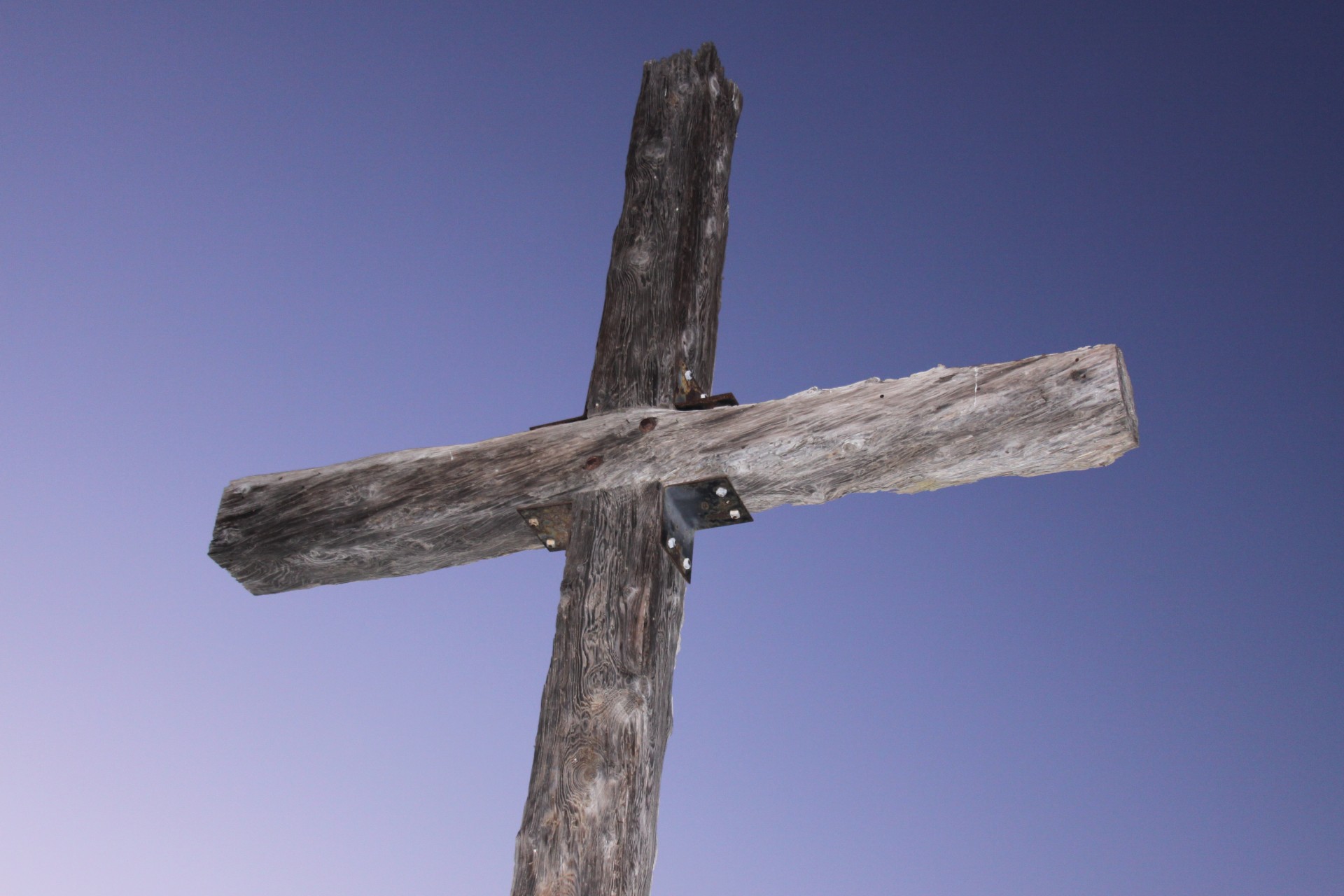 Фото креста. Christian Cross. Крест на фоне неба. Небо крест деревянный. Кресты религий.