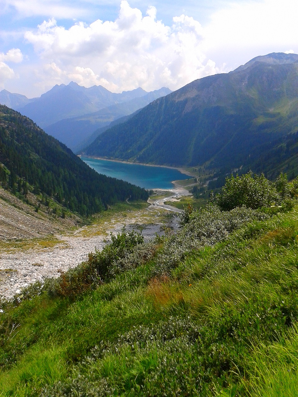 Горное водохранилище. Водохранилища в горах фото. Высокогорный. Горное озеро фото. Картинки с альпийскими горами и рекой.