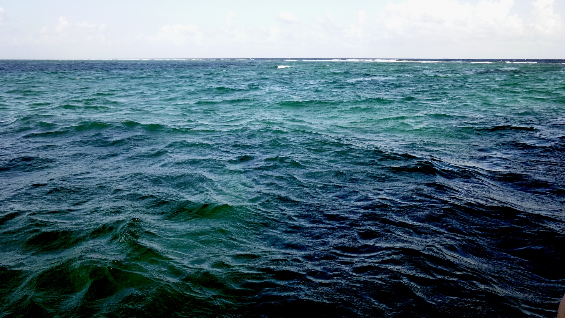 Через глубокое море. Бесконечно глубокое море. Синее море Ой глубоко. Существует ли синее море. 2 Моря которые не смешиваются.