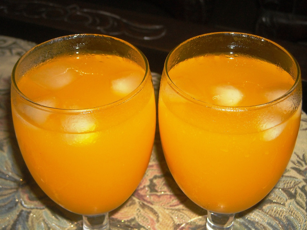 Orange es. Забродивший апельсиновый сок. Лед напиток оранжевого цвета. Попить оранжевый. Напиток цитрусовый желтый оранжевый фото.
