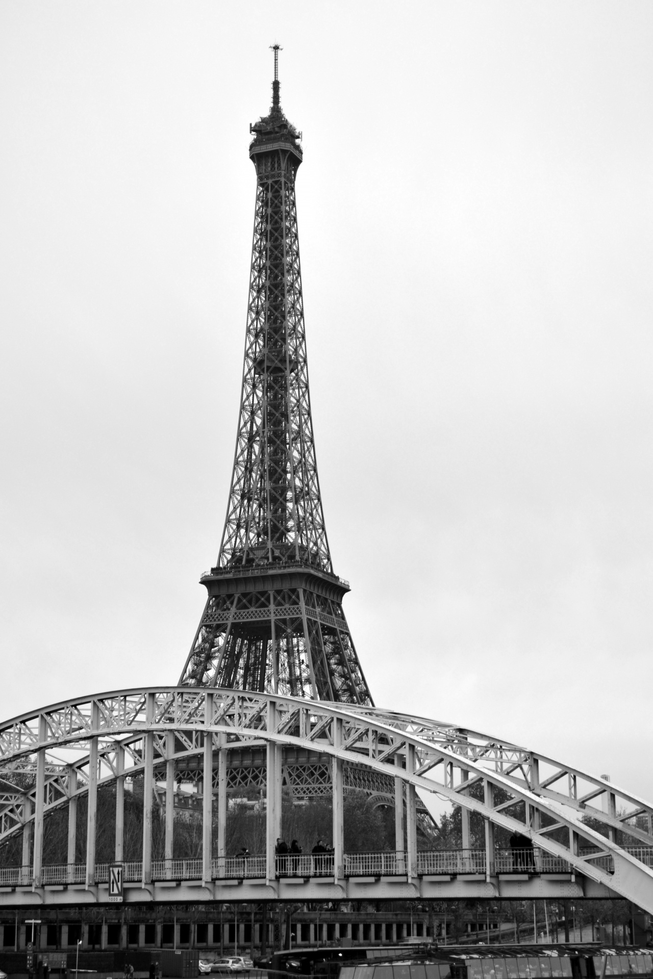 париж башня черно белое