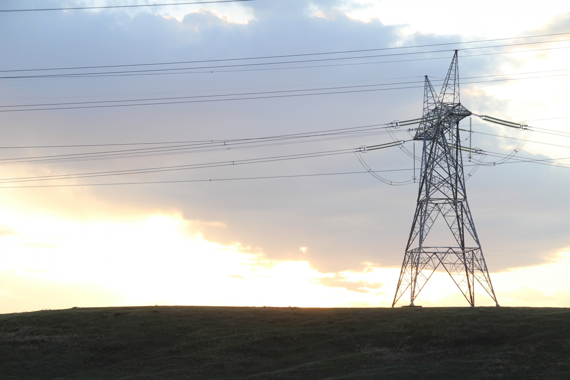 Электроэнергия нижний. Электромагнитное поле ЛЭП 110 кв. Power line 138kv. Опоры ЛЭП В тумане. ЛЭП 550.