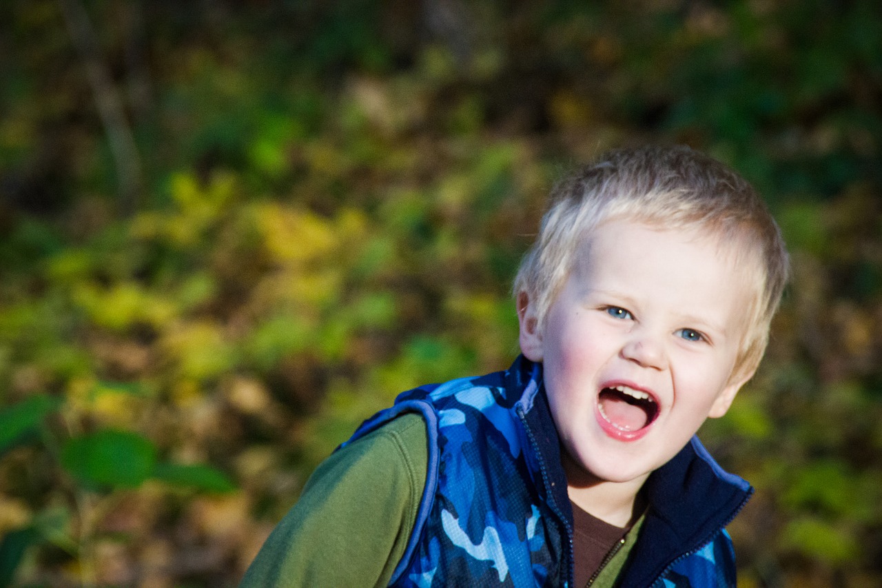 Boys outdoors. Фото мальчика. Удивленный мальчик осенью. Фото улыбающегося ребенка 10 лет без родителей. Фотографии ребенок ищет такой же.