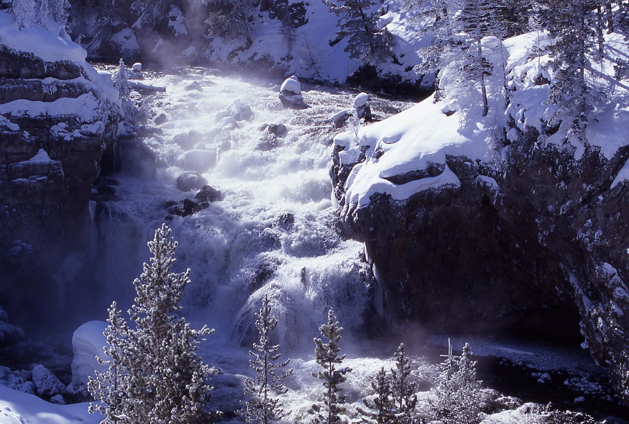 Winter falls. Снег на водопаде в ночи красиво. Mystic Falls Winter. Картинки листопад снегопад водопад.