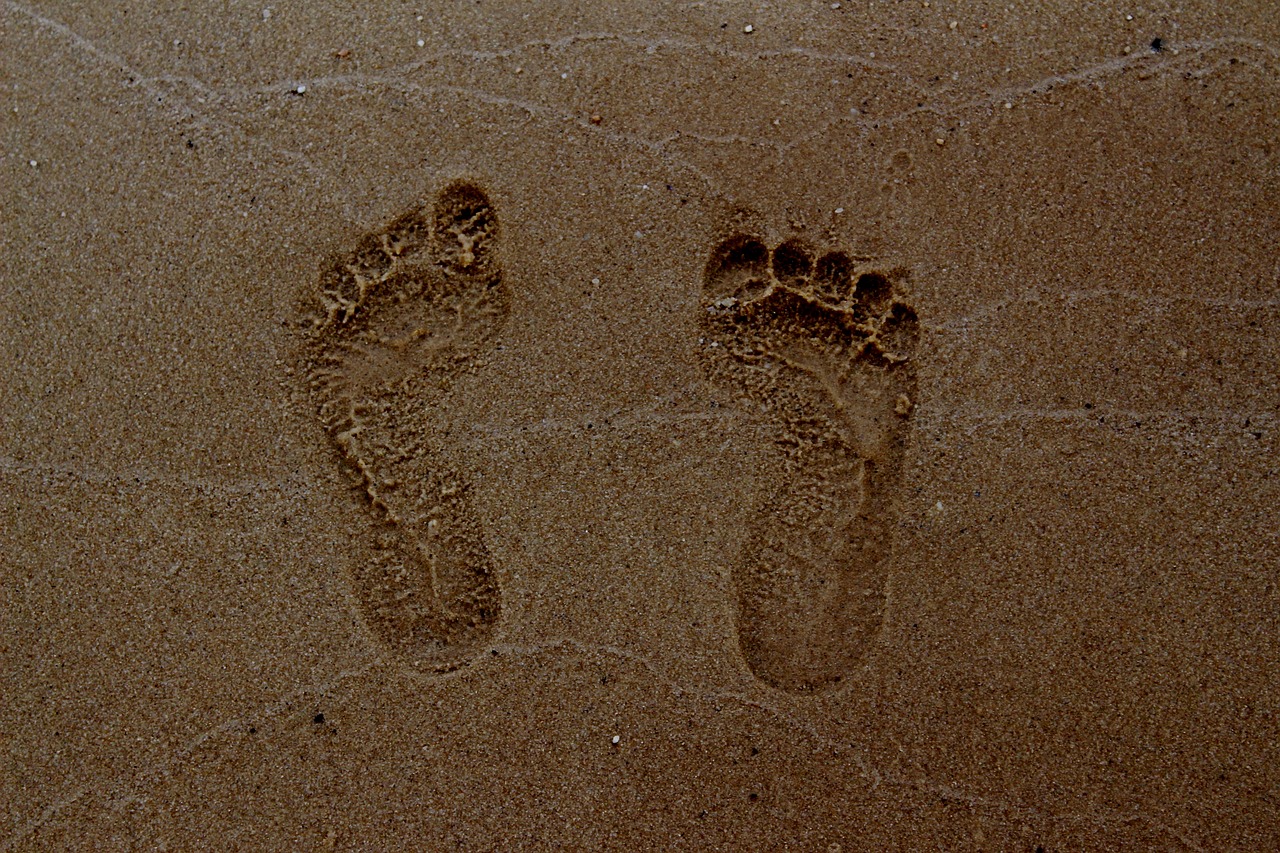 На песке остается след. Следы ног на песке. Отпечаток ноги на песке. Следы человека. Объемные следы.