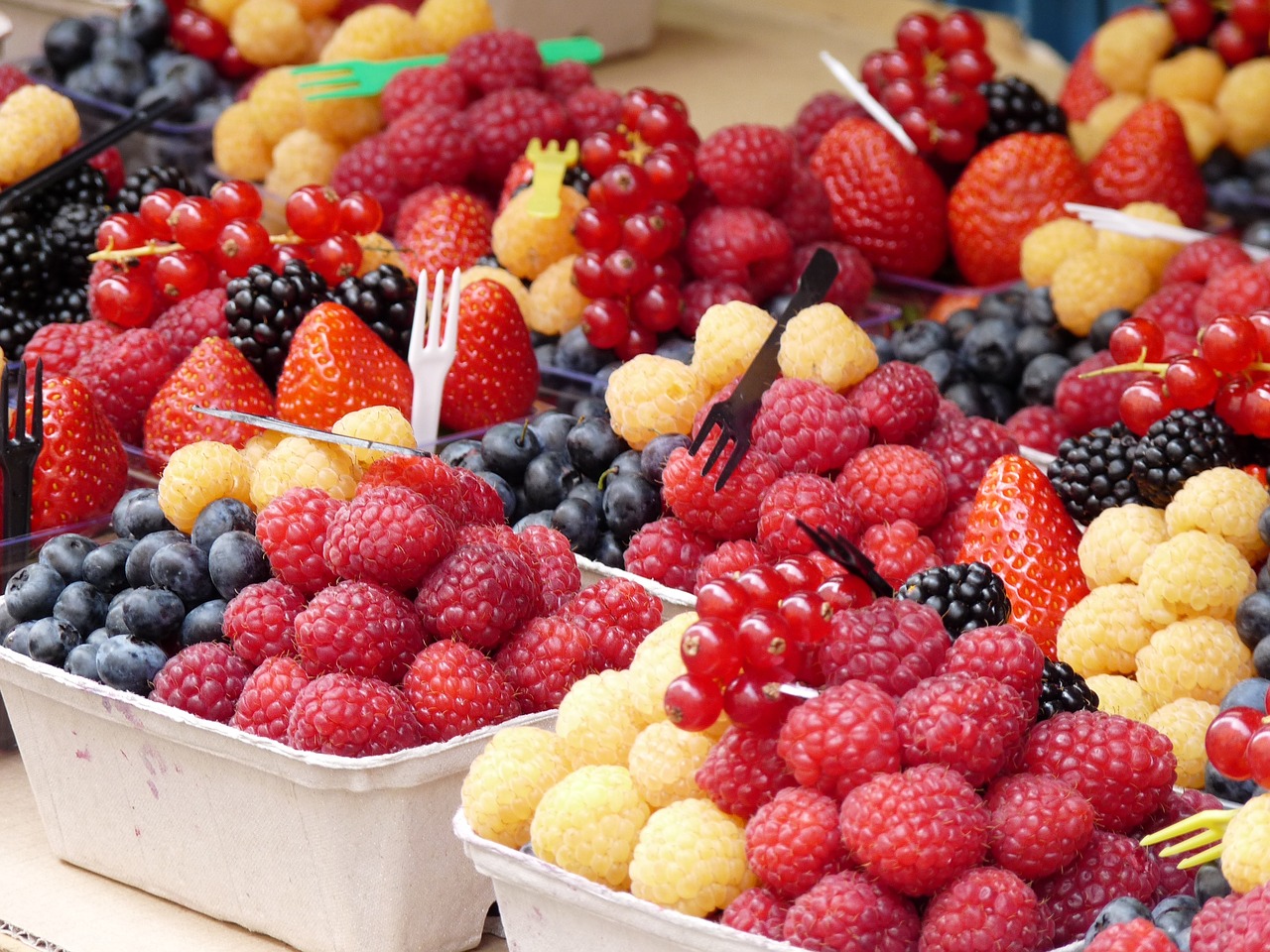 Смешанные ягоды с фруктами