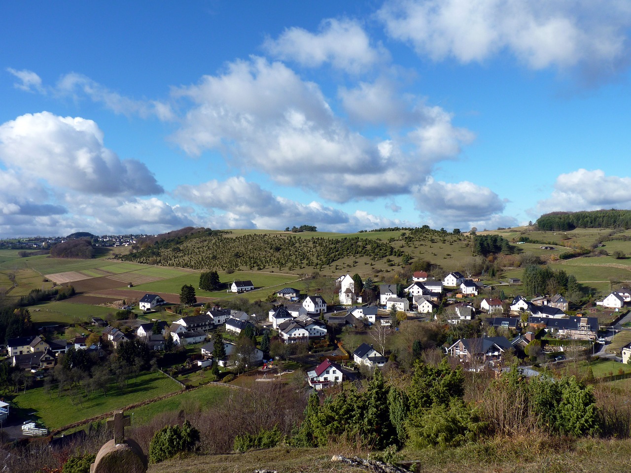 Деревня холмы. Eifel Germany деревня. Село на Холме. Вид на деревню с холма. Деревня на Холме.