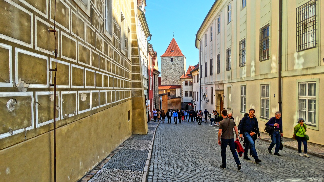 Золотая улица. Gold Street Прага. Пиксабай Польша улицы Праги люди. Золото на улице.