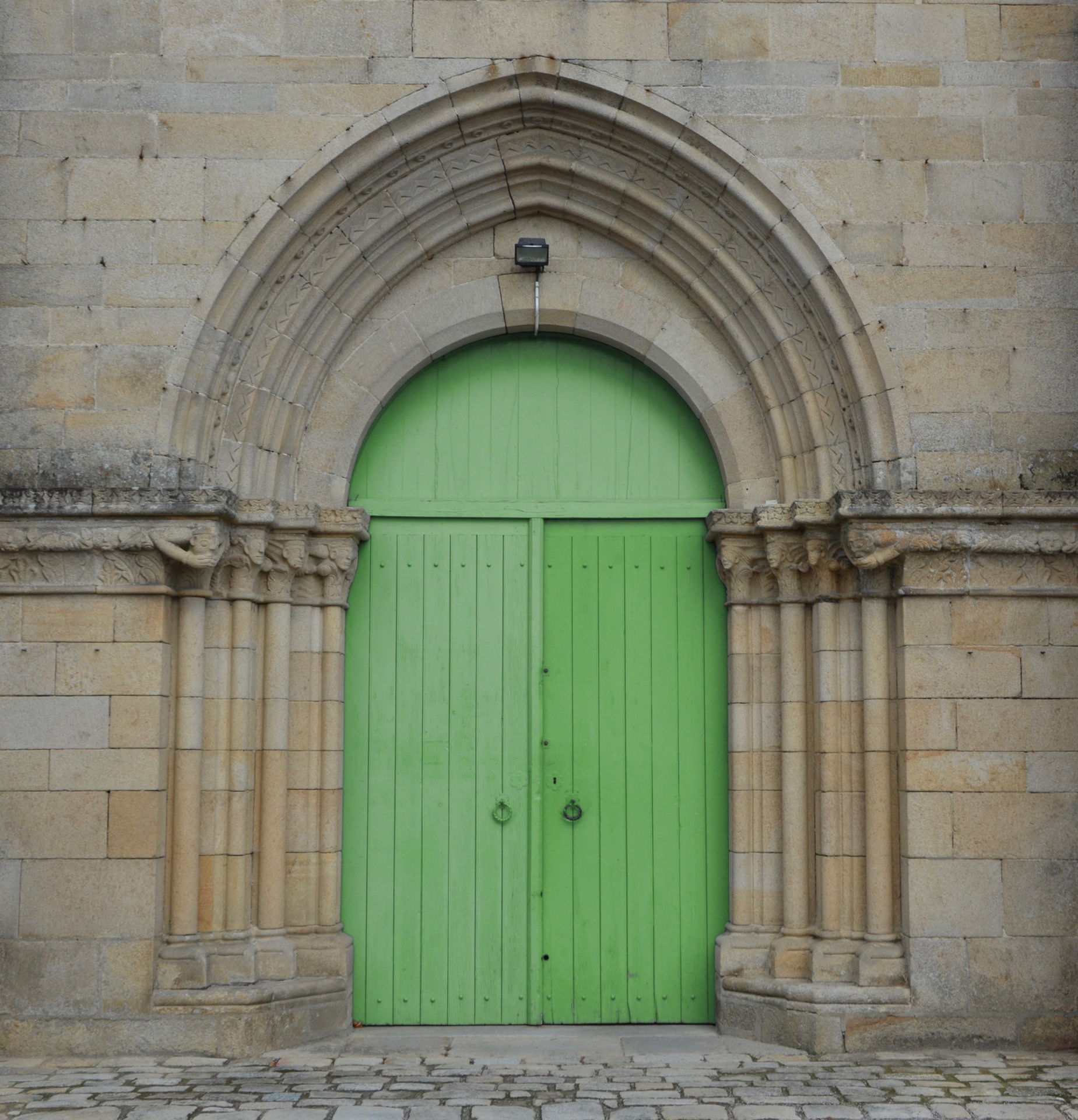 Green door. Салатовая дверь. Входная дверь зеленого цвета. Двери зеленые двойные. Изумрудная дверь.