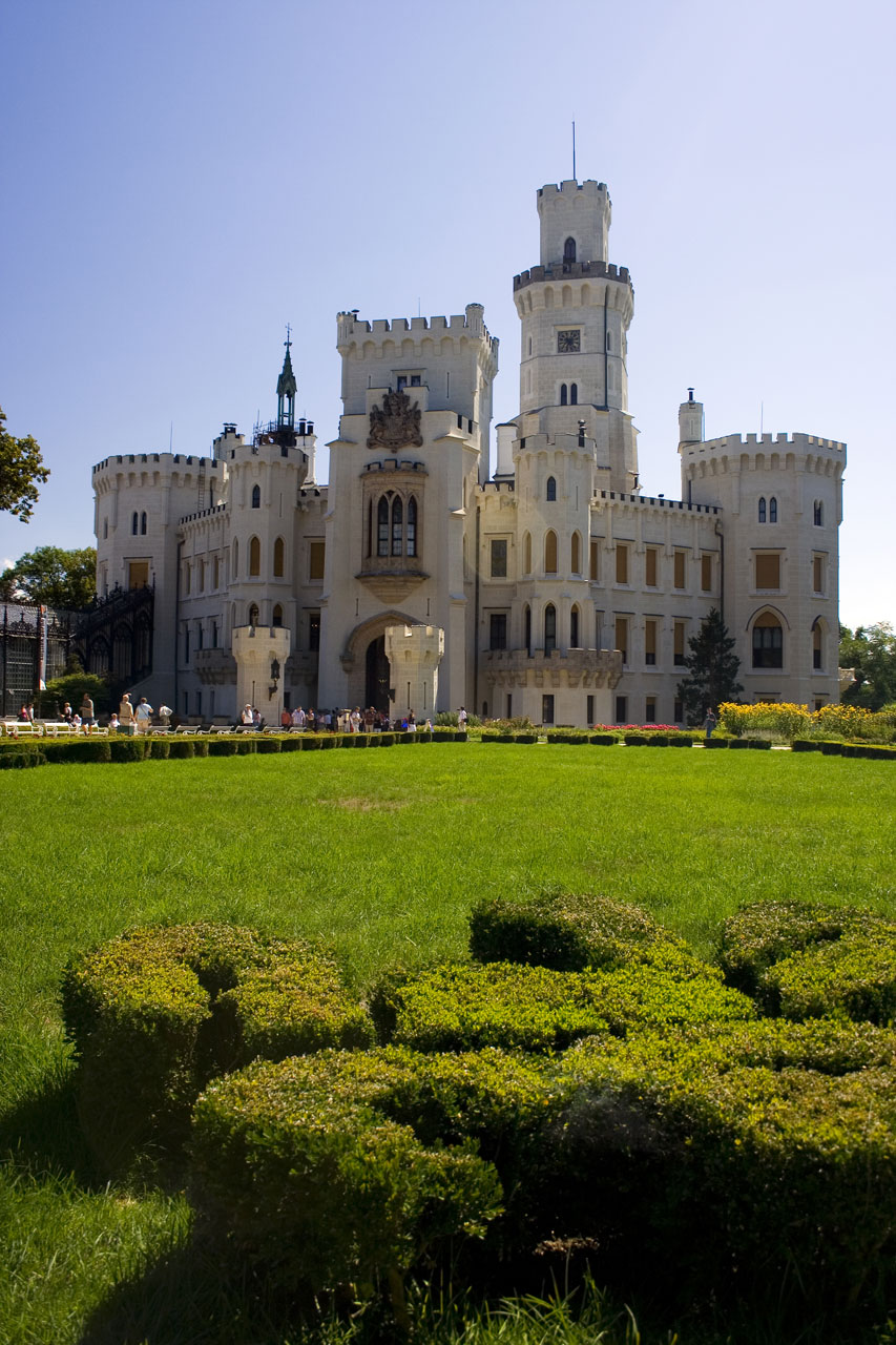 Castle id. Глубока-над-Влтавой Чехия. Замок Глубока над Влтавой. Белый замок в Чехии. Старинный замок над Влтавой Прага.