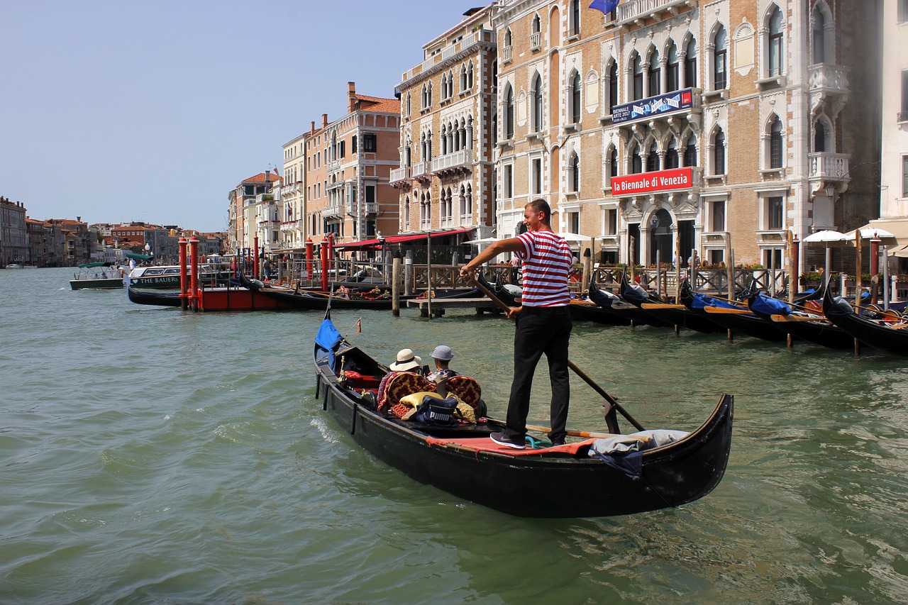 All gondolas in venice italy must. Италия гондольер. Венеция. Гондолы. Италия Венеция гондольер. Венеция гондолы и гондольеры.