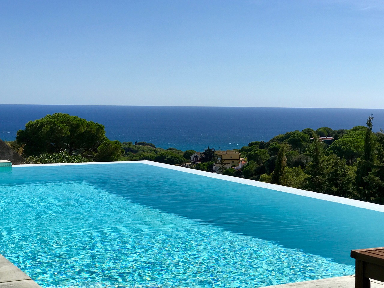 Бассейн небо. Пейзажный бассейн. Sea Infinity Pool. Дом с синим морем картинки. Сине красивое Восточный на природе бассейн.