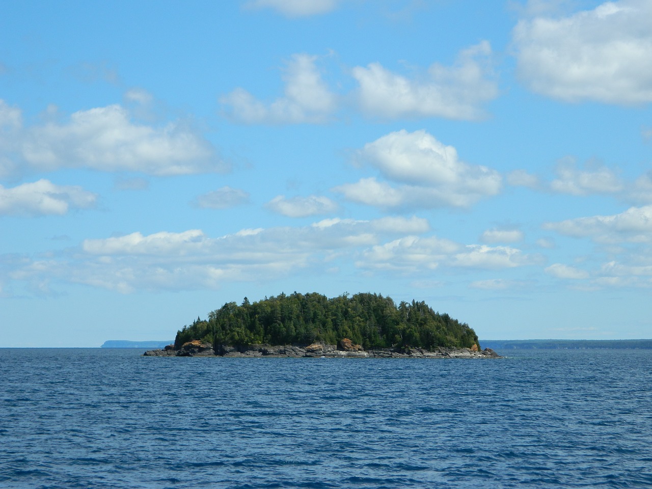 Остров в воде одинокий