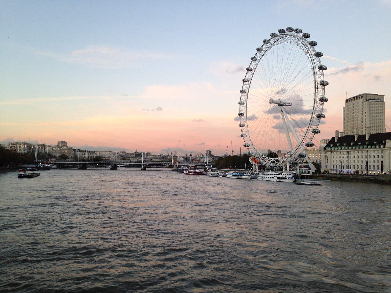 The london eye is one of landmarks. Темза Англия. Колесо обозрения на Темзе в Лондоне. Глаз Лондона. Река Темзе возле колеса обозрения.