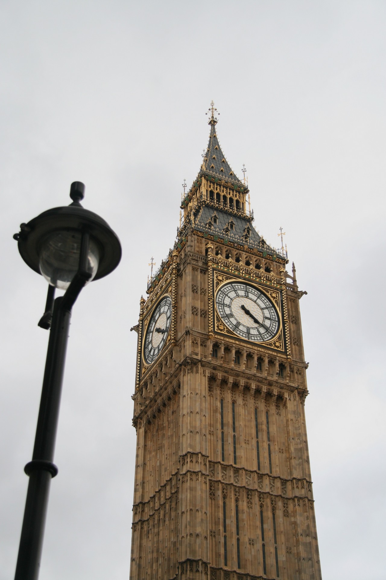 Время в лондоне и москве. Часы Биг Бен в Лондоне. Биг-Бен (башня Елизаветы). Башенные часы Биг- Бен Лондон. Башня с часами Биг Бен.