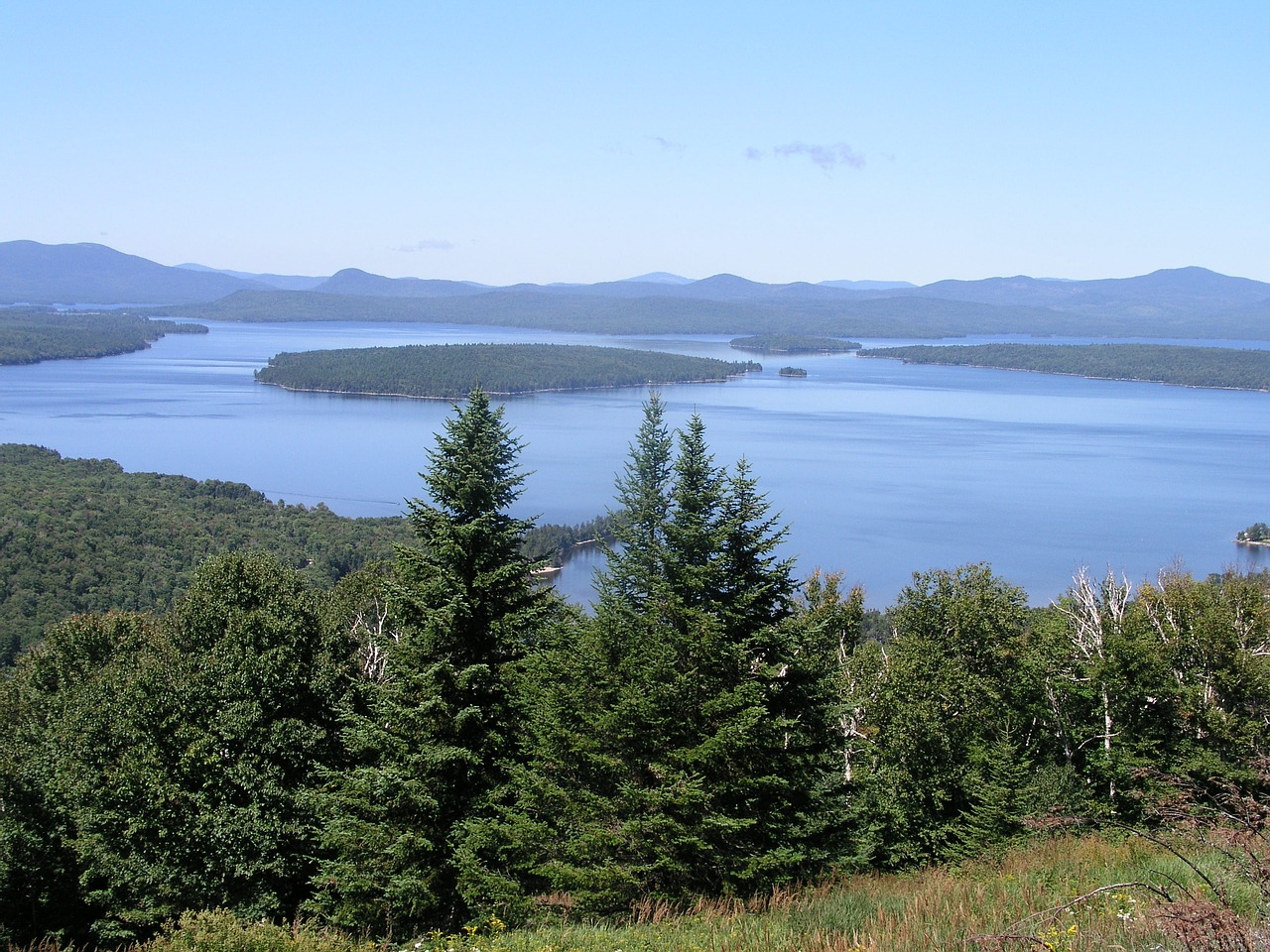 Lake me. Озеро МАИ-Ндомбе. Озеро Мэн.