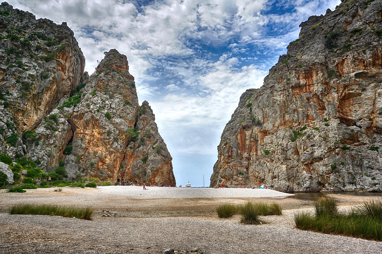 Mar rock. Майорка камень. Белые скалы на Мальорке. Горы река de pareis, Мальорка.