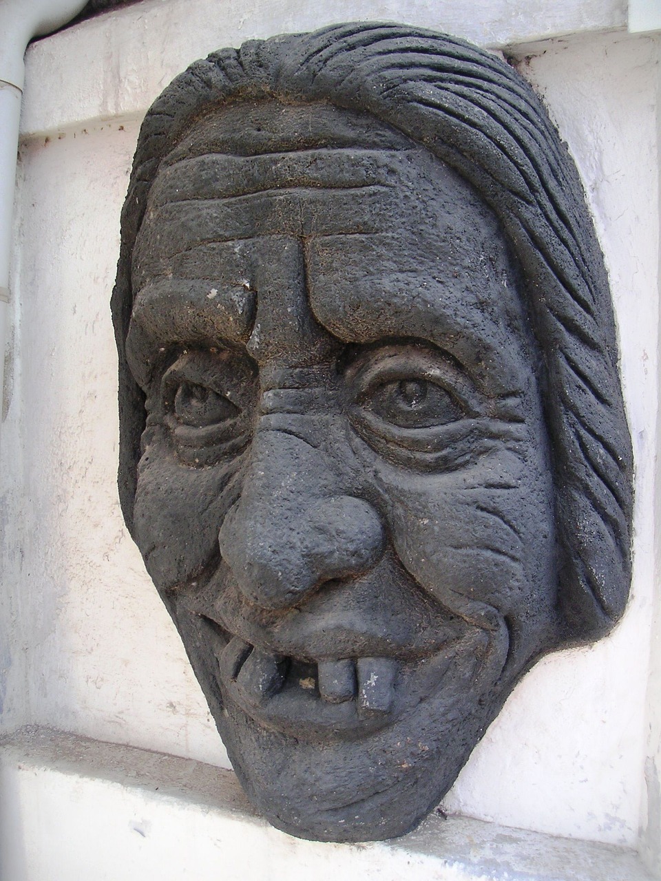 Сквозь каменное лицо. Статуя Каменное лицо. Каменная фигура лица. Камень с лицом человека. Лицо из камня.