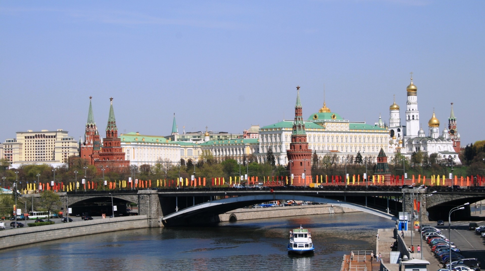 Москва нельзя. Кремлевская набережная панорама. Московский Кремль панорама. Панорама Москва река Кремль. Москва Весна панорама.