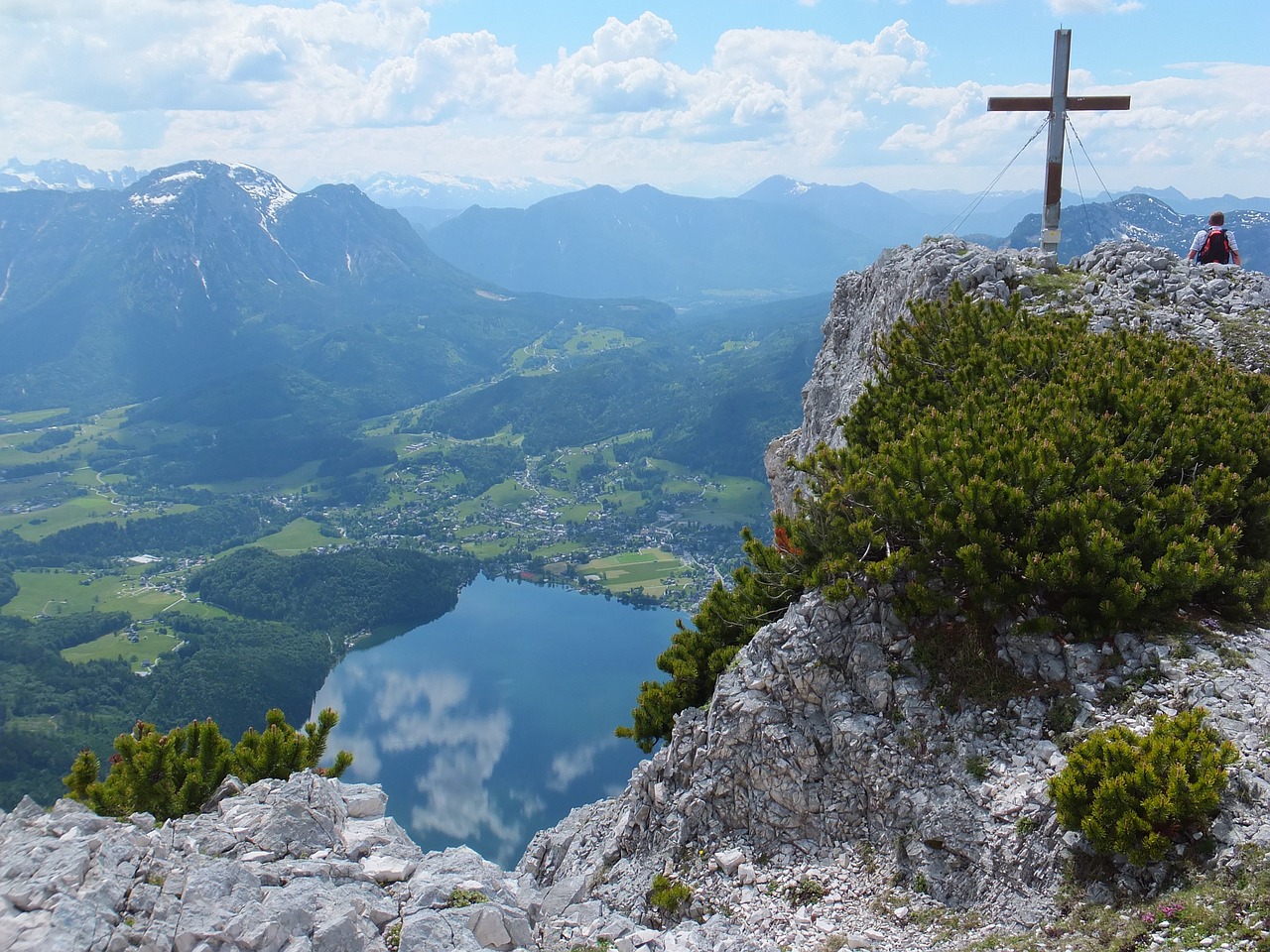 Cross mountain. Крест на вершине горы в Альпах. Крест на вершине горы Афон. Австрия Штирия природа. Гора Катрин в Австрии с крестом.