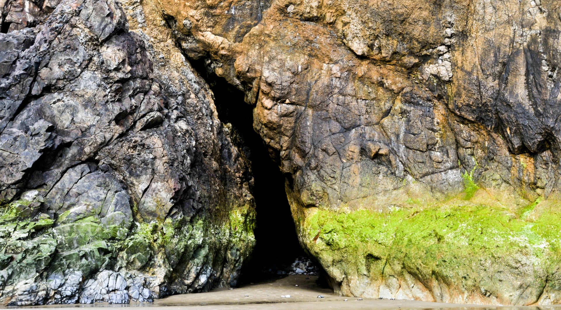 Пещера с узким проходом