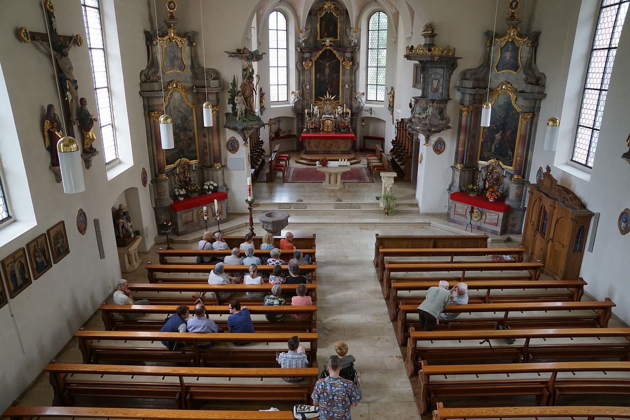 скамейки в католических храмах