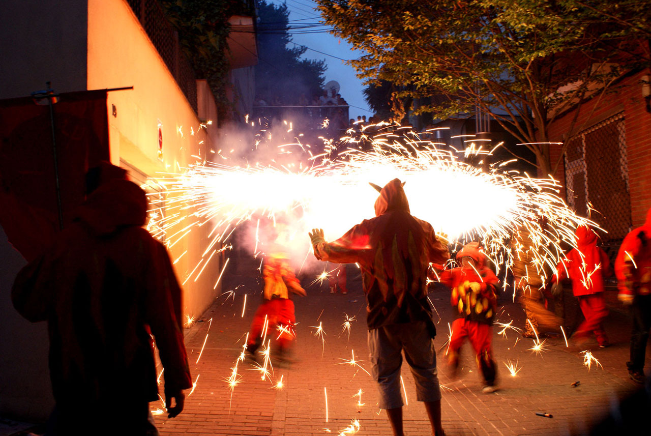 Guy на английском. Guy Fawkes’ Night в Англии. Guy Fawkes Night – ночь Гая Фокса. Guy Fawkes Night фейерверки. Guy Fawkes' Night, Bonfire Night.