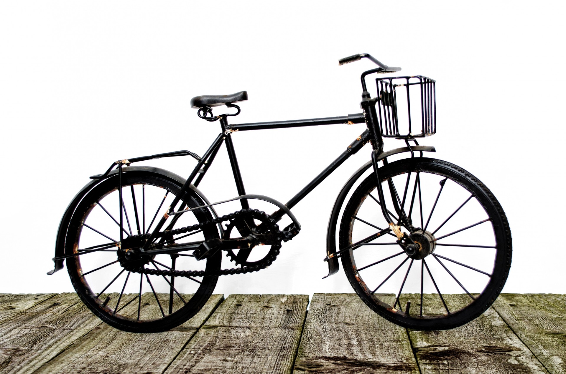 Old bike. Старинный велосипед. Старый Ржавый велосипед. Черный велосипед старый. Старый коричневый велосипед.