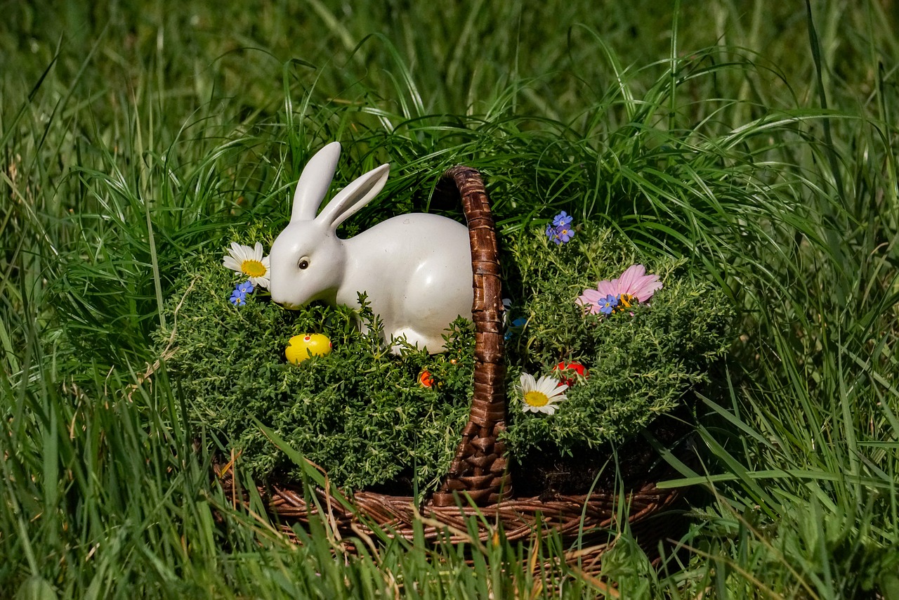 Кролик с корзинкой пасхальных яиц