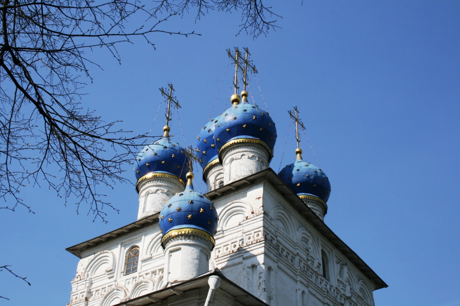 Голубые купола. Пятиглавый храм с голубыми куполами Сызрань. Сызрань храм Казанской Божьей с синими куполами. Ярославль Церковь с голубыми куполами. Церкви Новосибирска голубые купола.