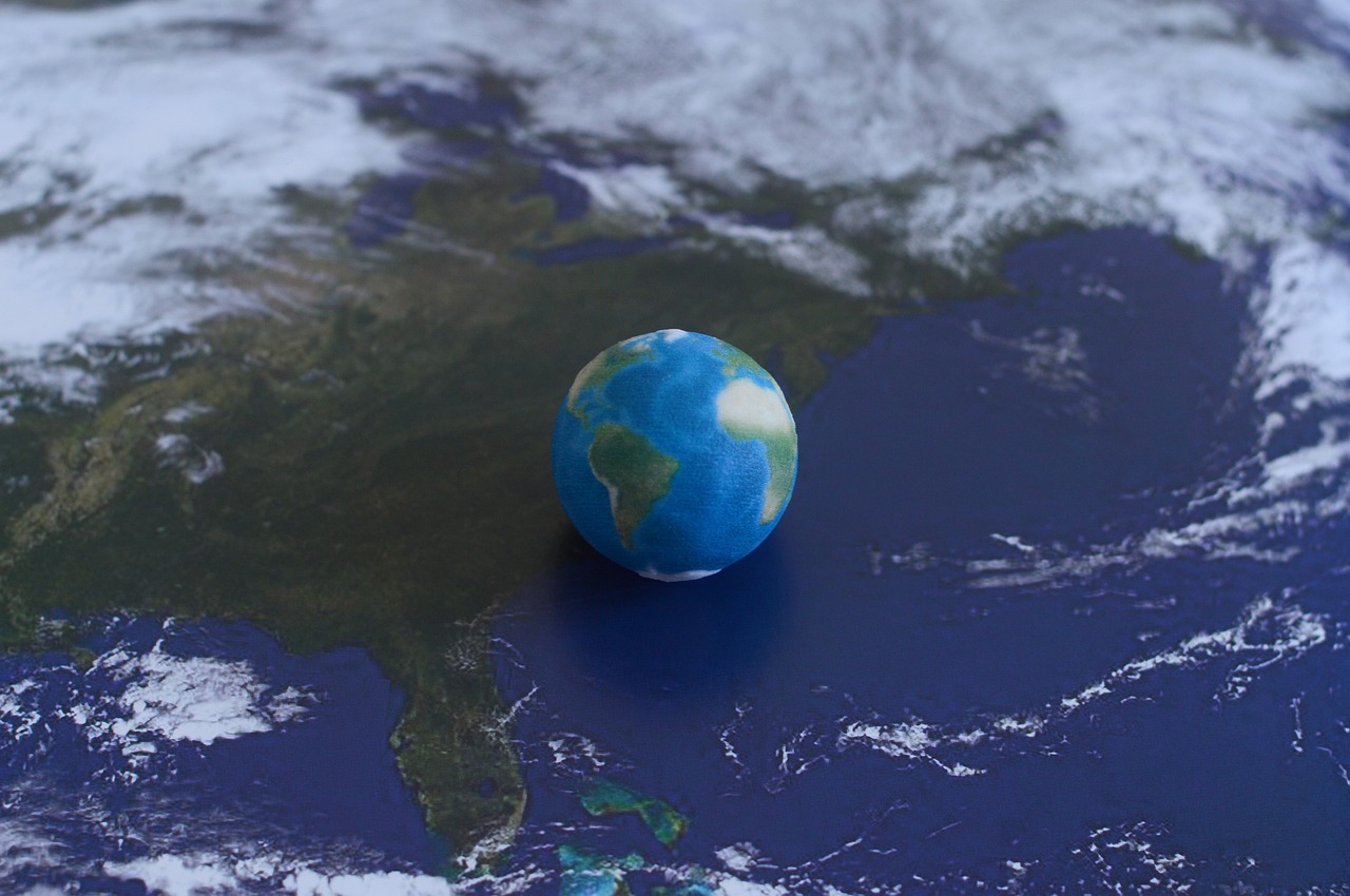 Распространение воды на планете. Вода на планете земля. Планета вода. Земной шар фото. Плавающие планеты.