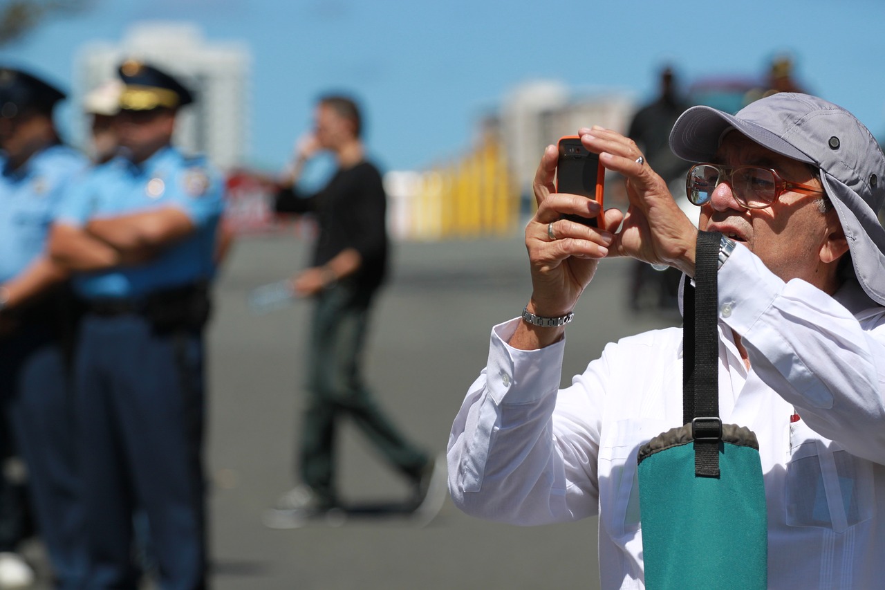 Public selfie. Полицейская камера. Камера в полиции. Селфи людей в шляпах. Полиция Pixabay.